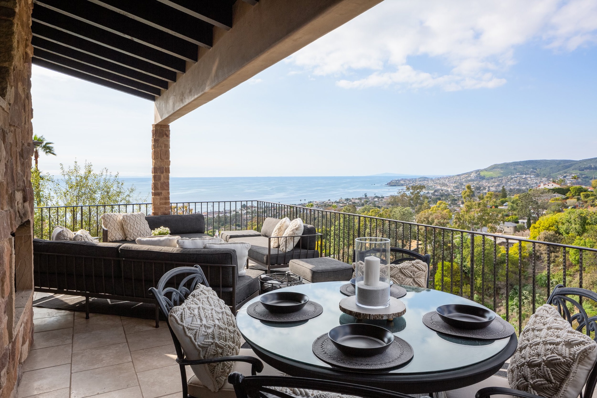 Covered terrace with ocean view and dining